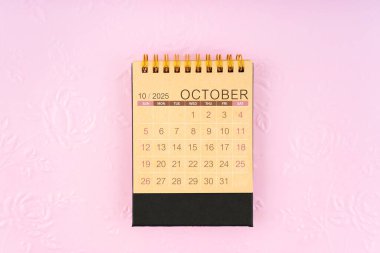 Kahverengi kağıt masa takvimi için Ekim 2025 çiçek deseni arkaplan olarak kabartmalı.