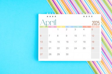 Renkli arkaplan planlaması için Nisan 2025 için masa takvimi.