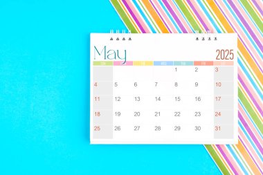 Renkli arkaplan planlaması için Mayıs 2025 için masa takvimi.