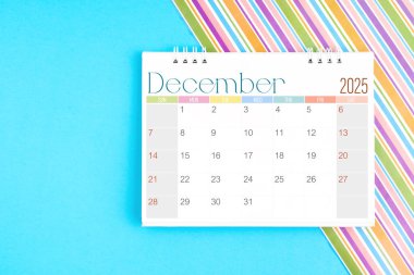 Renkli arkaplan planlaması için Aralık 2025 için masa takvimi.