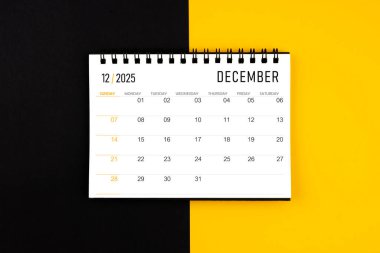 Aralık 2025 siyah ve sarı arkaplan takvimi, düz yatıyordu.