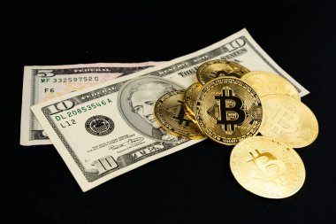 Bitcoin kripto para birimi. Siyah arka planda Amerikan doları banknotu..