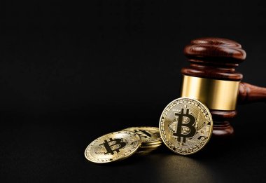 Ahşap çekiçli Bitcoin kripto para birimi ya da siyah arka planda yargıç tokmağı.