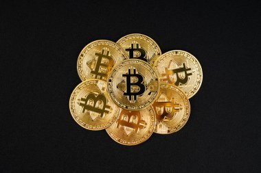  Siyah Deri Arkaplanda Altın Bitcoin Yığını.