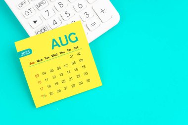 Ağustos 2025 takvim sayfası mavi arkaplan üzerinde hesap makinesi ile.