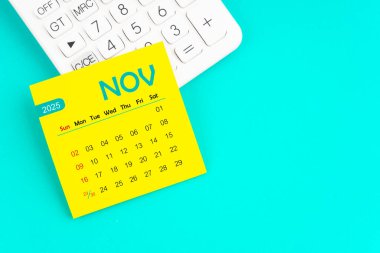 Mavi arkaplanda hesap makinesi olan Kasım 2025 takvim sayfası.