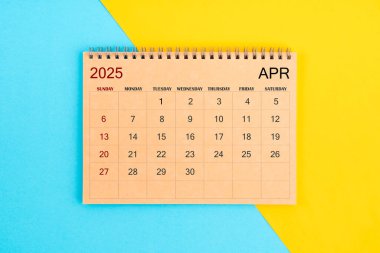 2025 Nisan kahverengi takvim için mavi ve sarı arka plan.