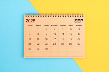 Eylül 2025 mavi ve sarı arka plan 2025 yılı için kahverengi takvim.