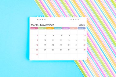 Kasım 2025 mavi ve gökkuşağı renk arkaplanı takvimi.