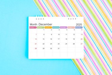 Aralık 2025 mavi ve gökkuşağı renk arkaplan takvimi.