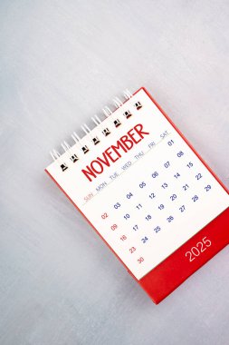 Kasım 2025 Gri renkli ahşap masa, düz yatıyordu.