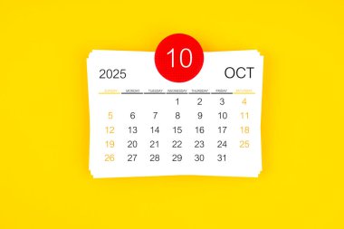 Sarı arkaplanda Ekim 2025 kart takvimi.