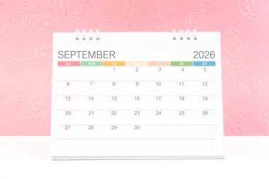 Eylül 2026, arkaplan olarak kabartmalı pembe çiçek desenli masa takvimi.
