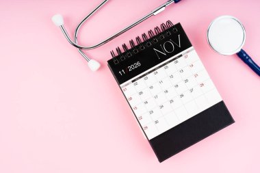 Kasım 2026 masa takvimi ve steteskop, kontrol edilmesi gereken tıbbi randevu çizelgesi.