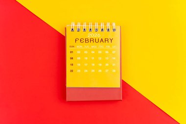 Şubat 2026 kırmızı ve sarı arkaplan takvimi.
