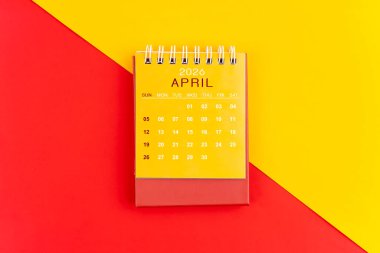 Nisan 2026 kırmızı ve sarı arkaplan takvimi.
