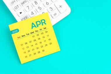 Nisan 2026 takvim sayfası mavi arkaplan üzerinde hesap makinesi ile.