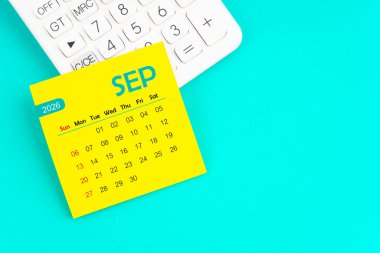 Eylül 2026 takvim sayfası mavi arkaplan üzerinde hesap makinesi ile.