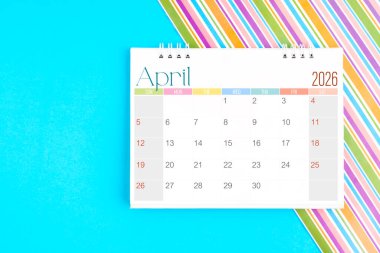 Renkli arkaplan planlaması için Nisan 2026 için masa takvimi.