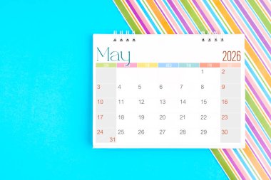 Renkli arkaplan planlaması için Mayıs 2026 için masa takvimi.
