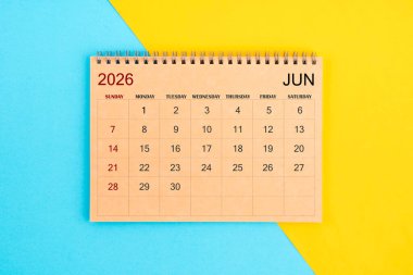 2026 Haziran kahverengi takvim mavi ve sarı arka plan üzerine.
