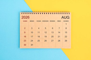 2026 Ağustos 'unun kahverengi takvimi mavi ve sarı arka planda.