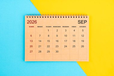 2026 Eylül 'ünün kahverengi takvimi mavi ve sarı arka planda.