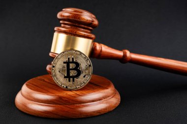 Yargıç tokmak ve altın bitcoin kripto para yargılama kavramına.
