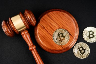 Yargıç tokmak ve altın bitcoin kripto para yargılama kavramına.
