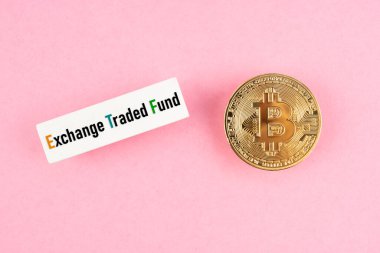 Pembe arkaplan üzerinde Ticaret Fonu ETF metni olan Bitcoin para.