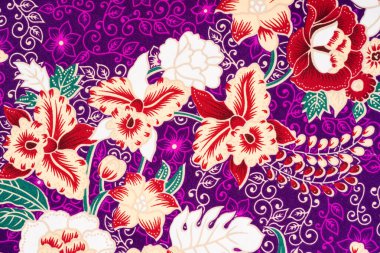 Batik 'in cazibesi çeşitli desenler ve çiçek motifli renkler..