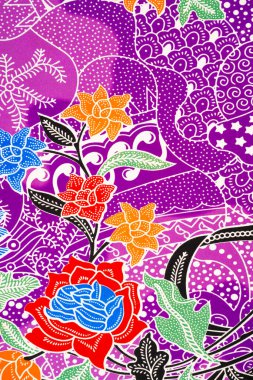 Çiçek desenli batik kumaş fotoğrafı çok güzel görünüyor..