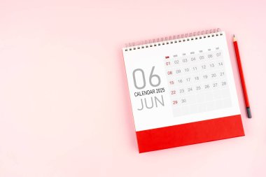 Üst görünüm Haziran 2025 masa takvimi ve kırmızı kalem, kopya alanı olan konum.