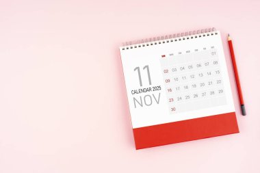 Üst görünüm Kasım 2025 masa takvimi ve kırmızı kalem, kopya alanı olan konum.
