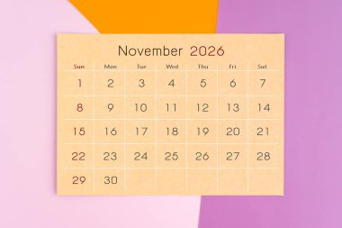 Kasım 2026 takvim kahverengi kağıt sayfa mor arkaplan.