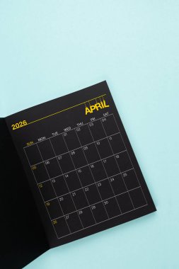 Nisan 2026 Mavi arkaplanda Siyah Takvim açılıyor.