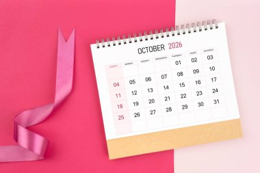 Ekim 2026 masa takvimi ve pembe renk arkaplan üzerine pembe kurdele.
