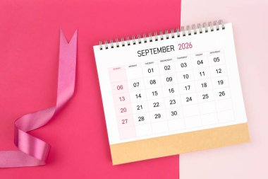 Eylül 2026 Masa takvimi ve pembe renk arkaplanı üzerine pembe kurdele.