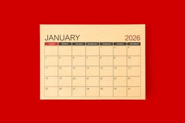 Kırmızı arkaplan üzerine kahverengi kağıt sayfadan yapılan Ocak 2026 masa takvimi.