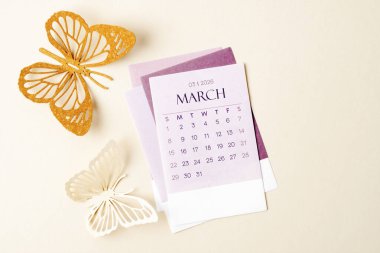 Sarı arkaplanda tereyağlı şekil kesen el sanatları takvimi sayfası ile Mart 2026.