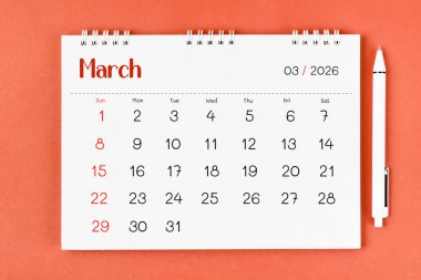 Mart 2026 Aylık masa takvimi 2026 için ve kırmızı arka plan için kalem.