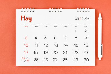 Mayıs 2026 Aylık masa takvimi 2026 için ve kırmızı arka plan için kalem.