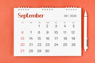 Eylül 2026 Aylık masa takvimi 2026 için ve kırmızı arka plan için kalem.