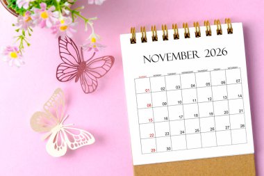 Kasım 2026 Pembe arkaplan üzerinde kelebek planlamak ve hatırlatmak için düzenleyici için masa takvimi.