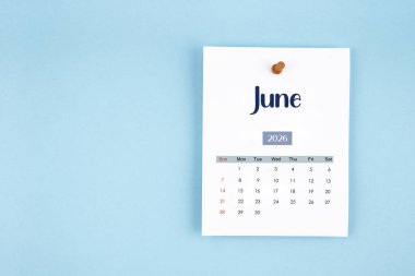 Haziran 2026 takvim sayfası mavi arkaplandaki iğneye basılı.