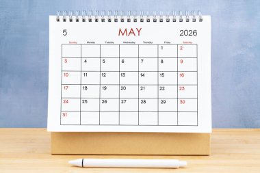 Mayıs 2026, 2026 yılı için ahşap masa takvimi..