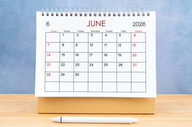 Haziran 2026, 2026 yılı için ahşap masa takvimi..