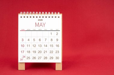 Kırmızı arkaplanda Mayıs 2026 için boş masa takvimi.