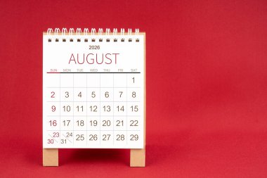 Ağustos 2026 için kırmızı arkaplan üzerine boş masa takvimi.