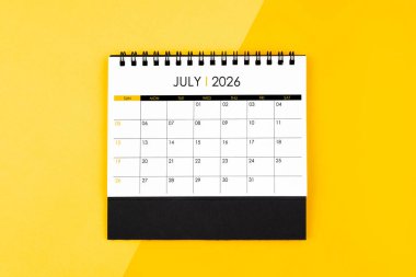 Randevu almak için 2026 yılının Temmuz masa takvimi sarı zemin üzerinde.
